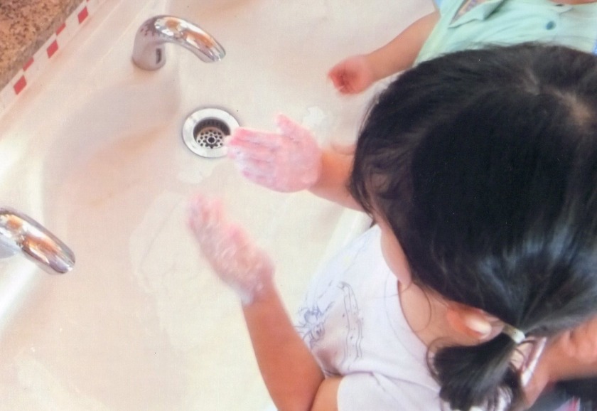 石けんをつけて手洗い。きれいになったかな？