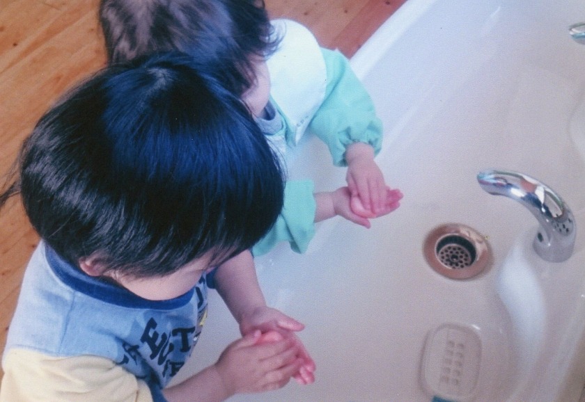 石けんをコロコロして、きれいに手洗いします。