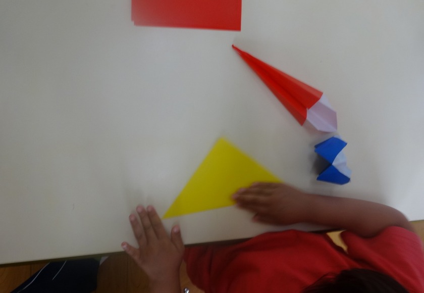 折り紙遊び大好き！紙飛行機作ったよ。