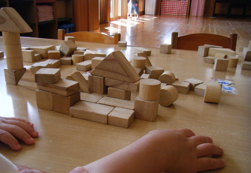 三角や四角・丸の積み木を使って、たくさんお家ができました。